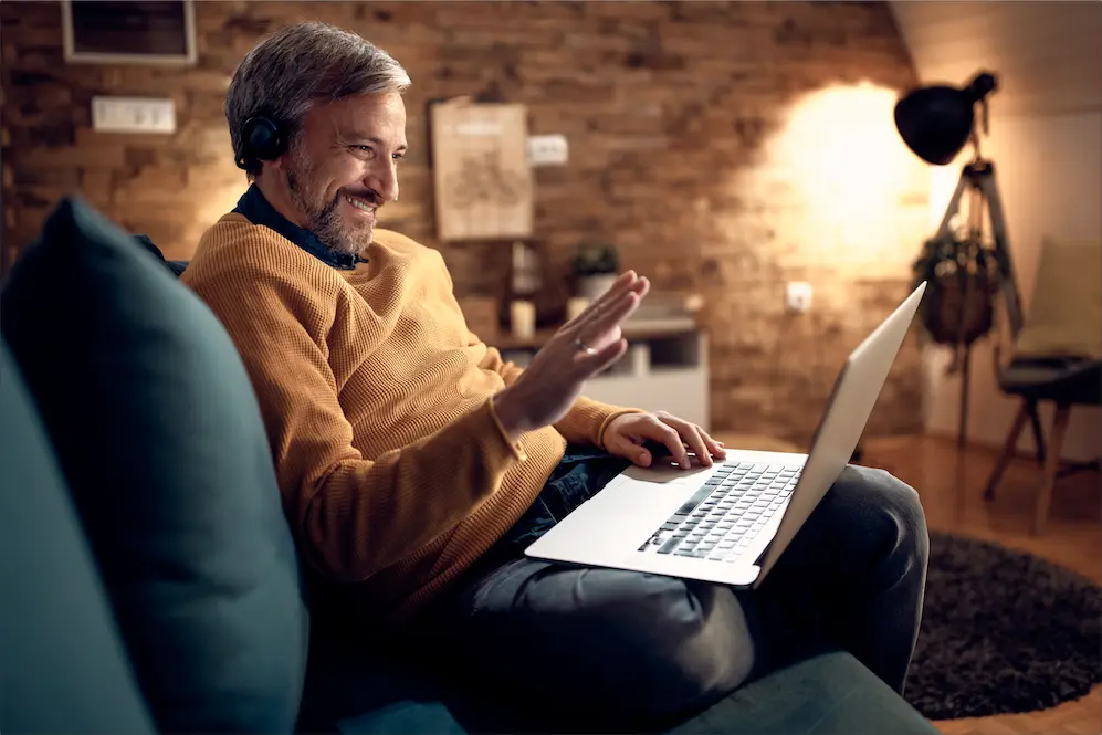 Hombre haciendo videoconferencia con Internet fibra óptica residencial